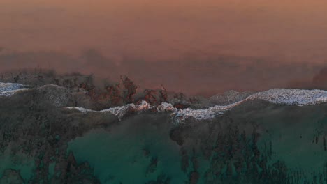 vue de dieu sur les vagues qui s'écrasent sur les rochers de la plage de matadouro