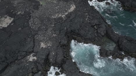 Olas-Tranquilas-Rodando-Sobre-El-Campo-De-Lava