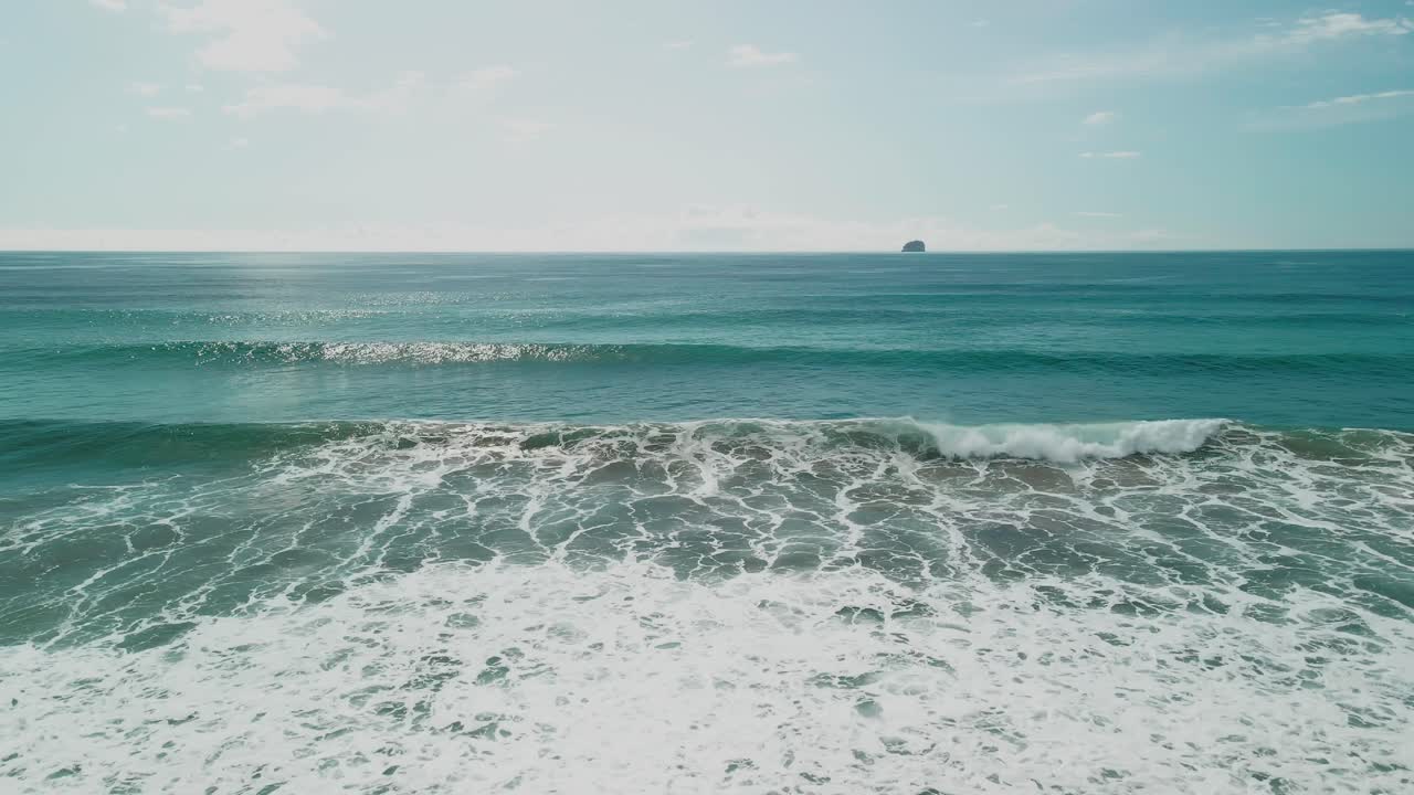 Volo del drone sopra le onde che si rompono