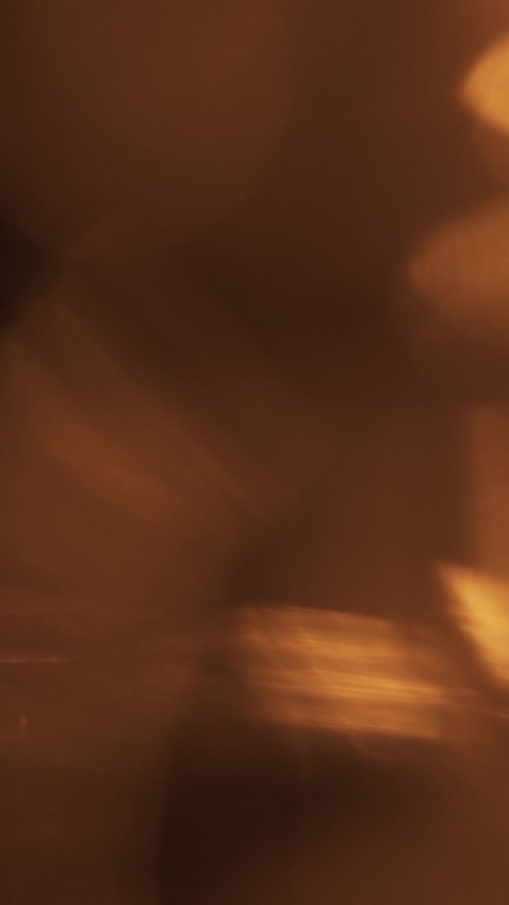 Fughe di luce dorate astratte e sovrapposizioni Bokeh