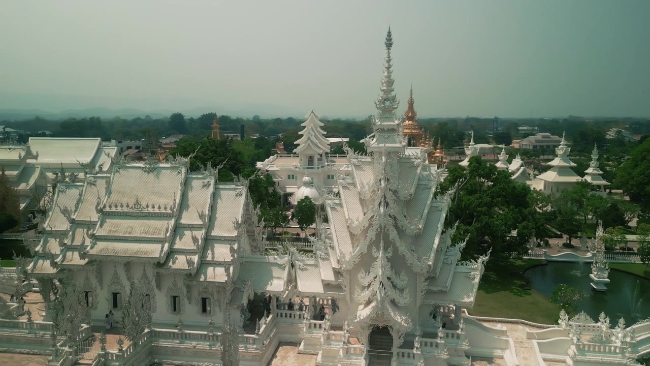 Góc nhìn từ trên không của Chùa Trắng Wat Rong Khun ở Chiang Rai