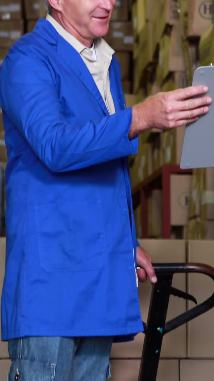 gerente de almacén hablando con el trabajador