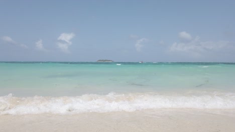 Kolumbianischer-Strand-Der-Insel-San-Andrés,-Kristallklares-Wasser,-Gelber-Sand,-Kolumbianisches-Paradies