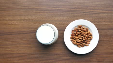 nuez de almendra y leche en la mesa hacia abajo