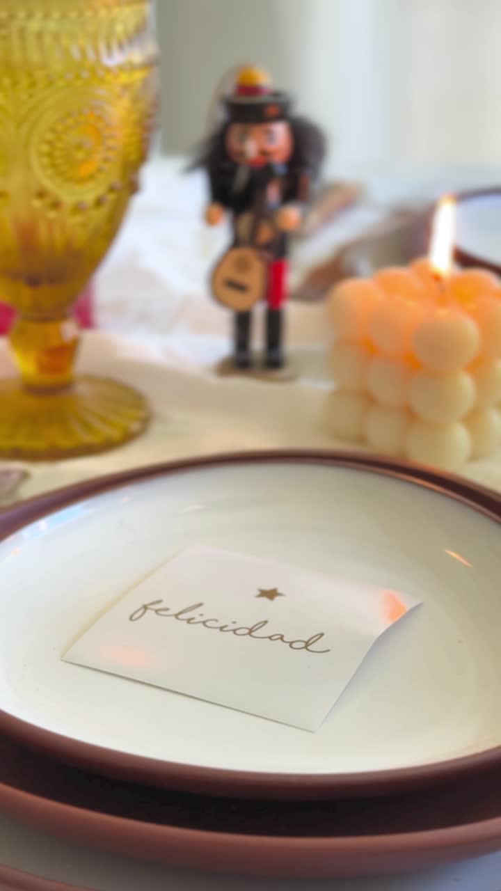 Tovagliato festivo con carta 'Felicidad' e candela