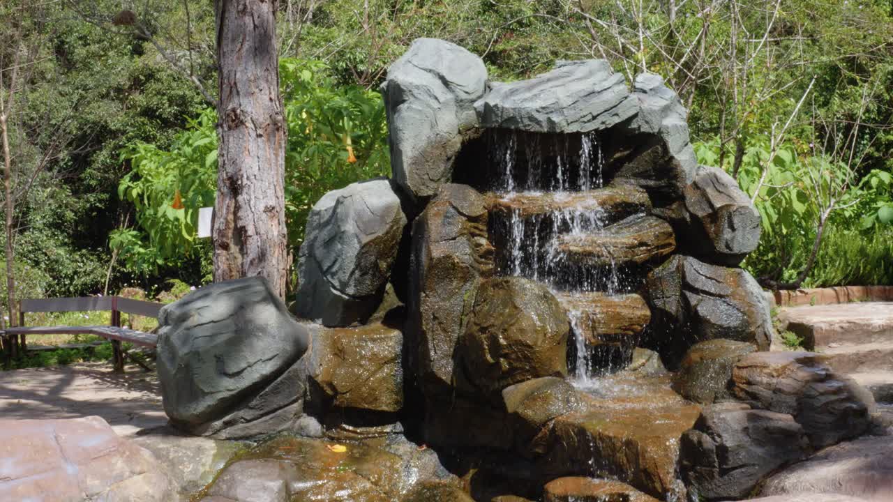 una pequeña fuente o cascada hecha de piedras en el museo de escultura da lat, vietnam