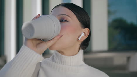 Chica-De-Negocios-Degustando-Café-Para-Llevar-En-El-Primer-Plano-De-La-Calle.-Mujer-Bebiendo-Bebida