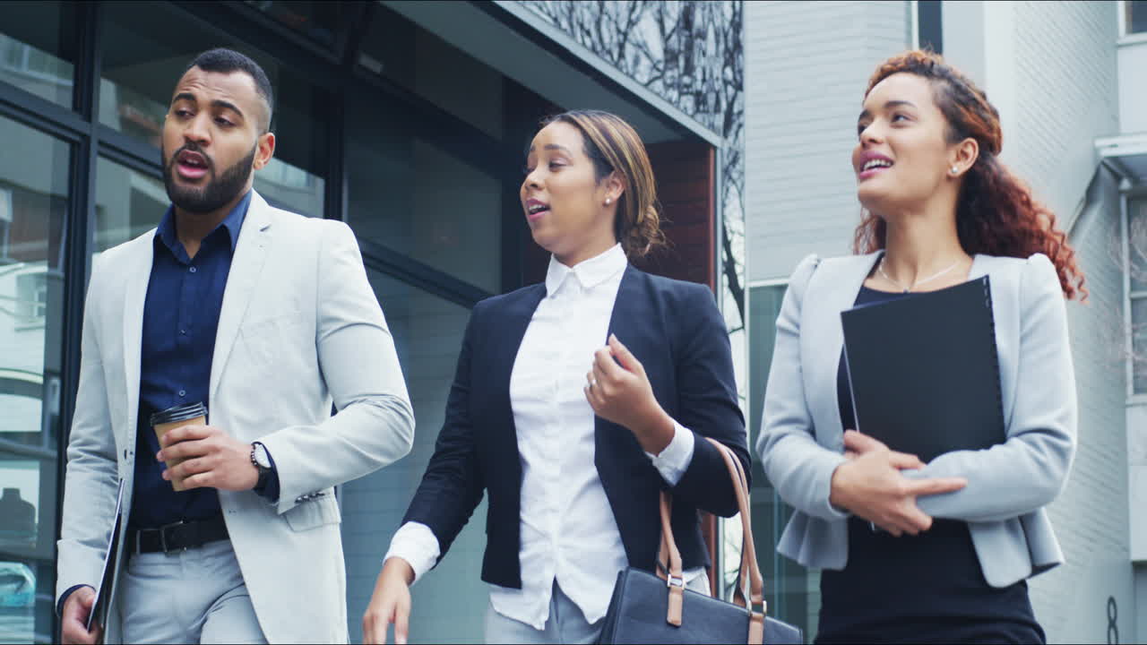 그들은 총을  ⁇ 는 사람들입니다.