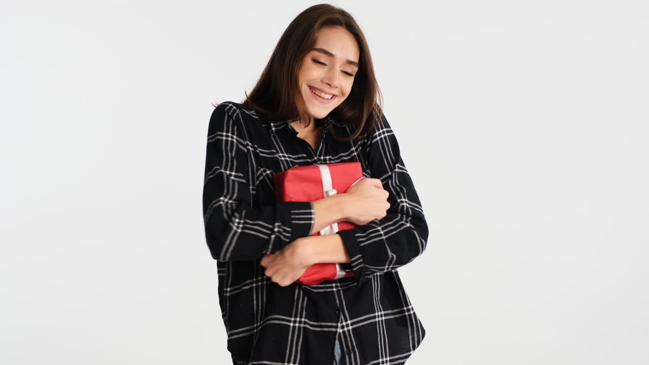 una mujer caucásica posando frente a la cámara.