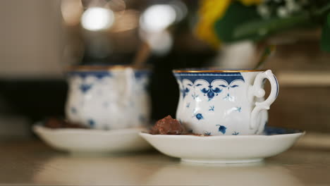 primer plano de dos humeantes tazas de té con chocolate en la mañana