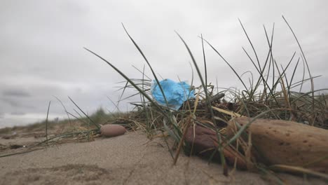 Máscara-Usada-En-La-Playa-De-Arena