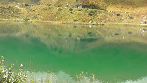 estanque de lago reflectante tranquilo en lo alto de los alpes en dachstein austria