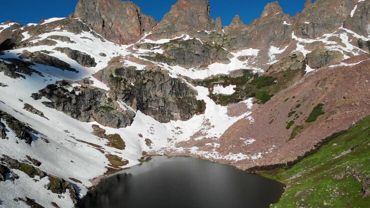 Carrello all'indietro su un bellissimo lago circondato da montagne