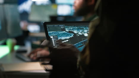 operador de sistemas de telecomunicaciones del ejército que utiliza software de satélite en tableta