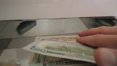 entrega de billetes a la caja registradora para su cambio