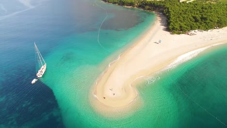 Eine-Luftaufnahme-Zeigt-Boote,-Die-Am-Strand-Von-Zlatni-Rat-Auf-Der-Insel-Brac,-Kroatien,-Verankert-Sind