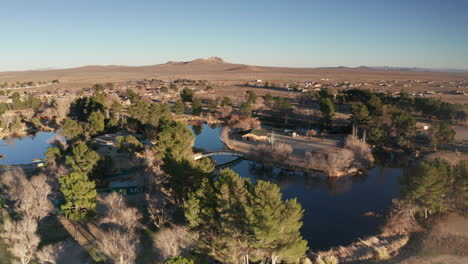 der schöne naturparksee in südkalifornien - luftaufnahme