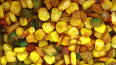 maíz frito picante con verduras