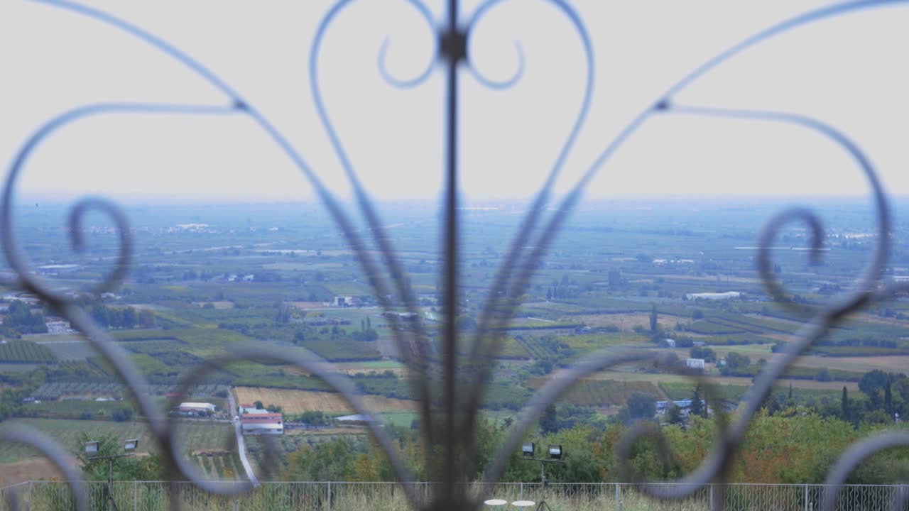 신고전주의 철제 발코니 난간을 통한 랙 포커스 효과