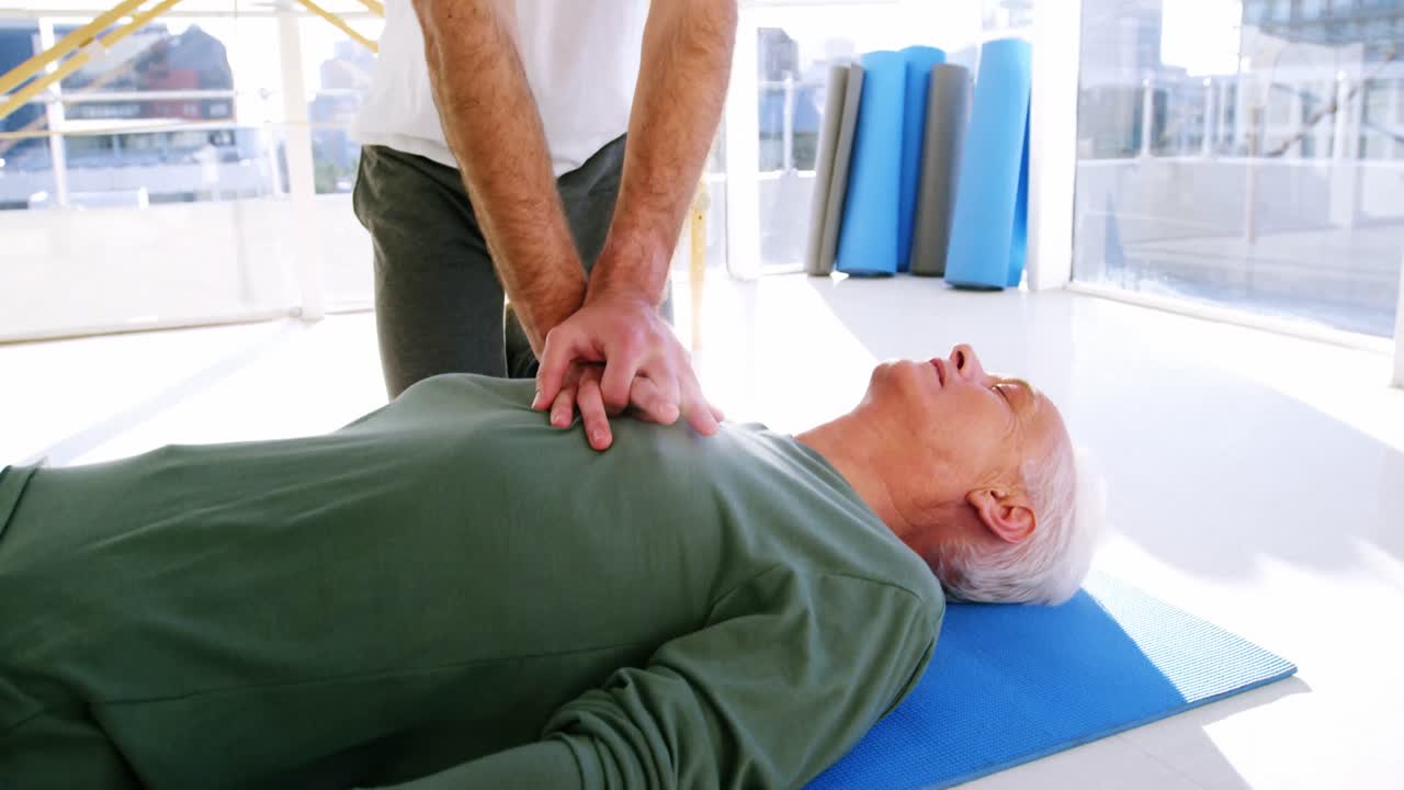 paramédico masculino durante la reanimación cardiopulmonar