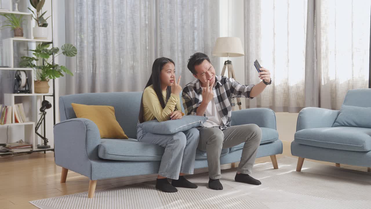 아버지와 딸이 함께 셀피를 찍고 있다