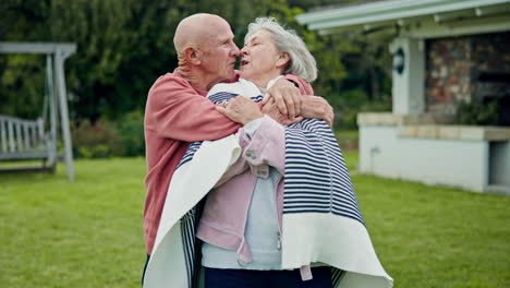 la naturaleza, la manta y el abrazo de la pareja de mayores