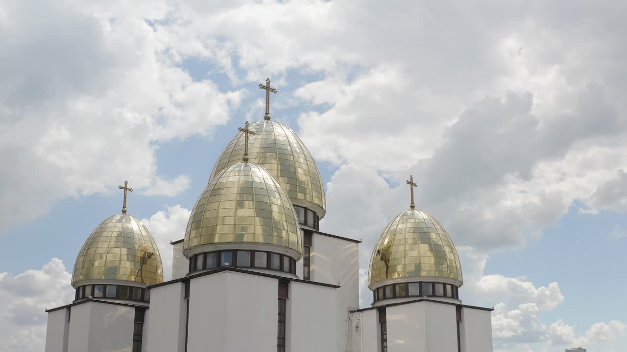 cúpulas doradas de una iglesia