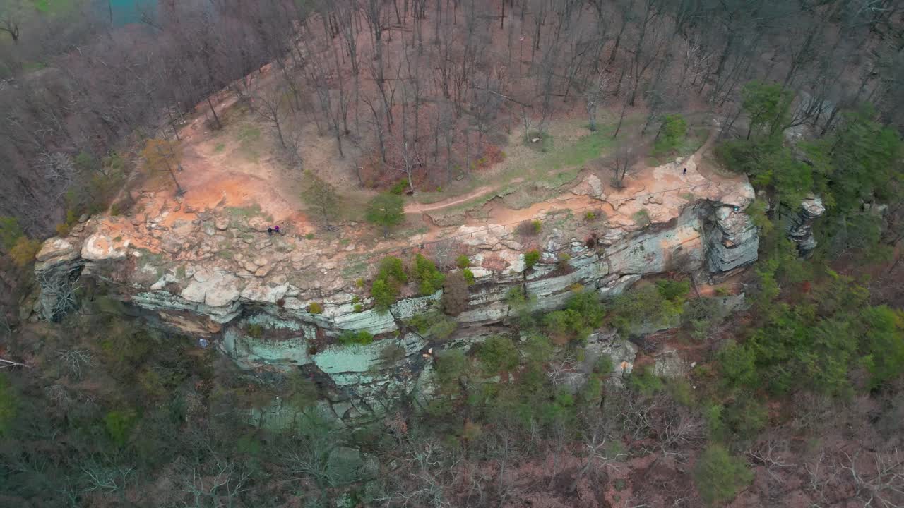 pan aérea desde arriba del monte pleasant rock cliff, lancaster, ohio