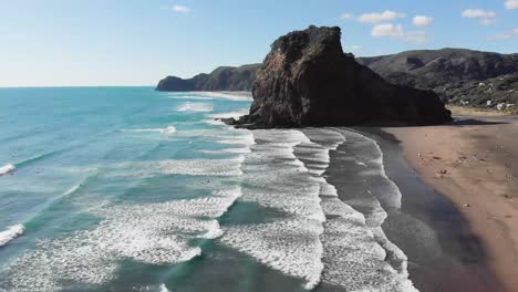 vuelo de drones sobre la playa de piha en auckland nueva zelanda