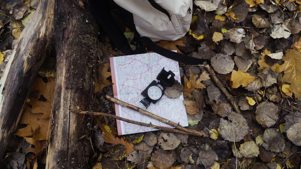 야외 지도 에 있는 나침반