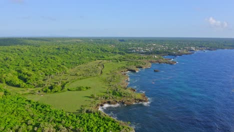 Vuelo-Aéreo-A-Lo-Largo-De-La-Costa-Rural-De-Boca-De-Yuma-Durante-El-Día-Soleado-Y-El-Cielo-Azul---Vista-Aérea-Del-Paisaje-Forestal-Verde-Y-El-Mar-Caribe-Azul