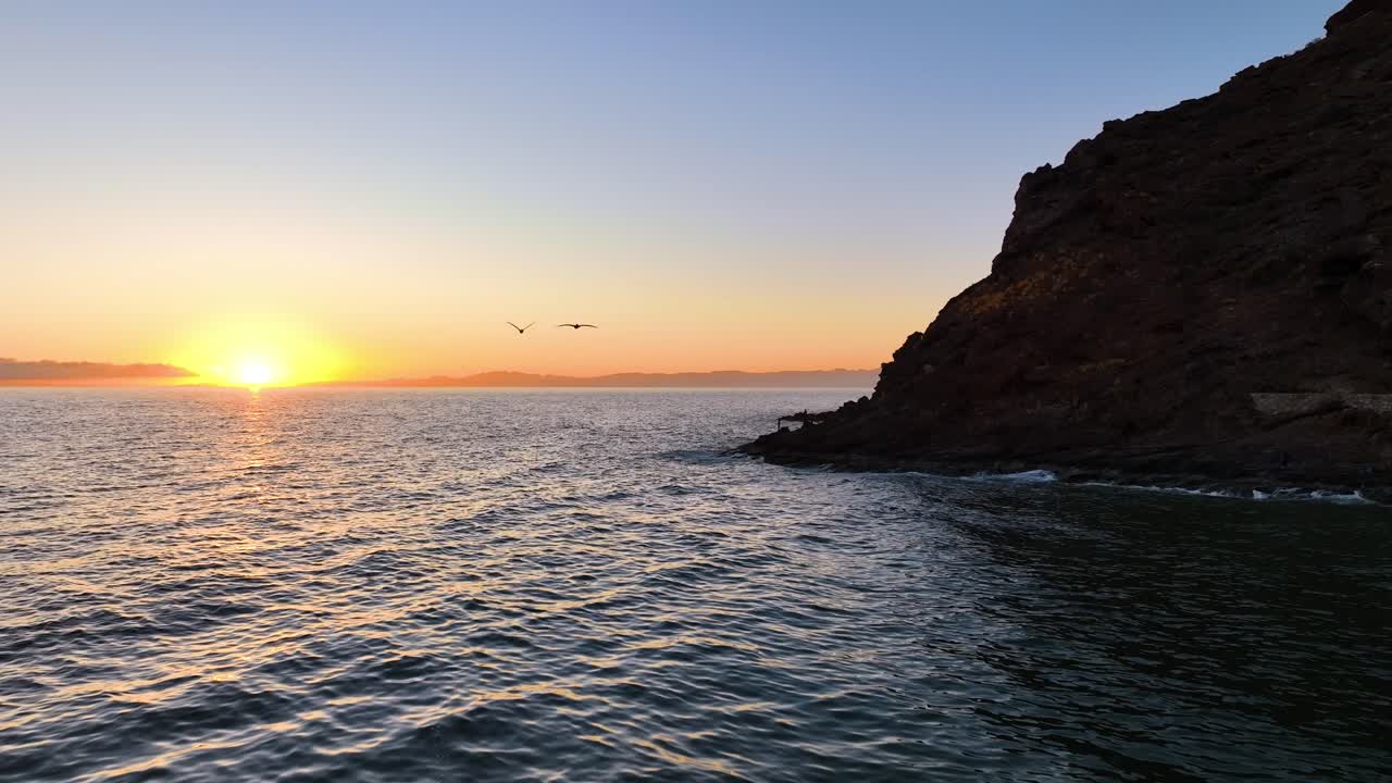 disparo aéreo hacia el sol al lado de una colina