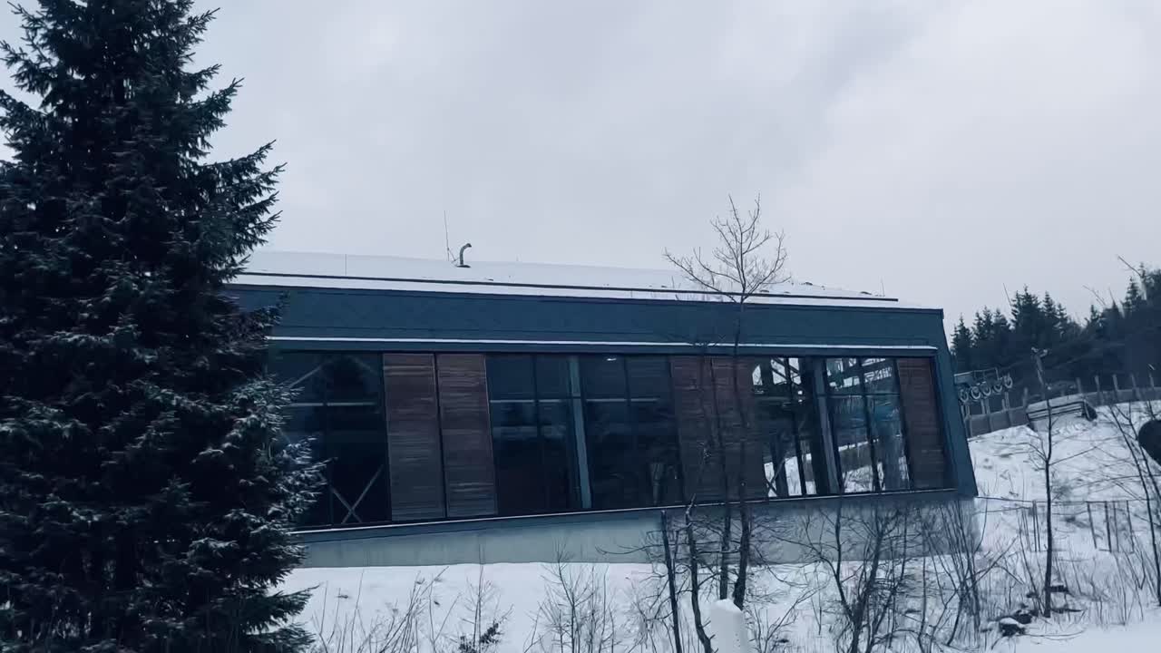Grande stazione di risalita grigia in inverno su una strada con pochi visitatori