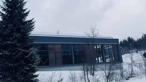 Gran-Estación-De-Elevación-Gris-En-Invierno-En-Una-Calle-Con-Pocos-Visitantes