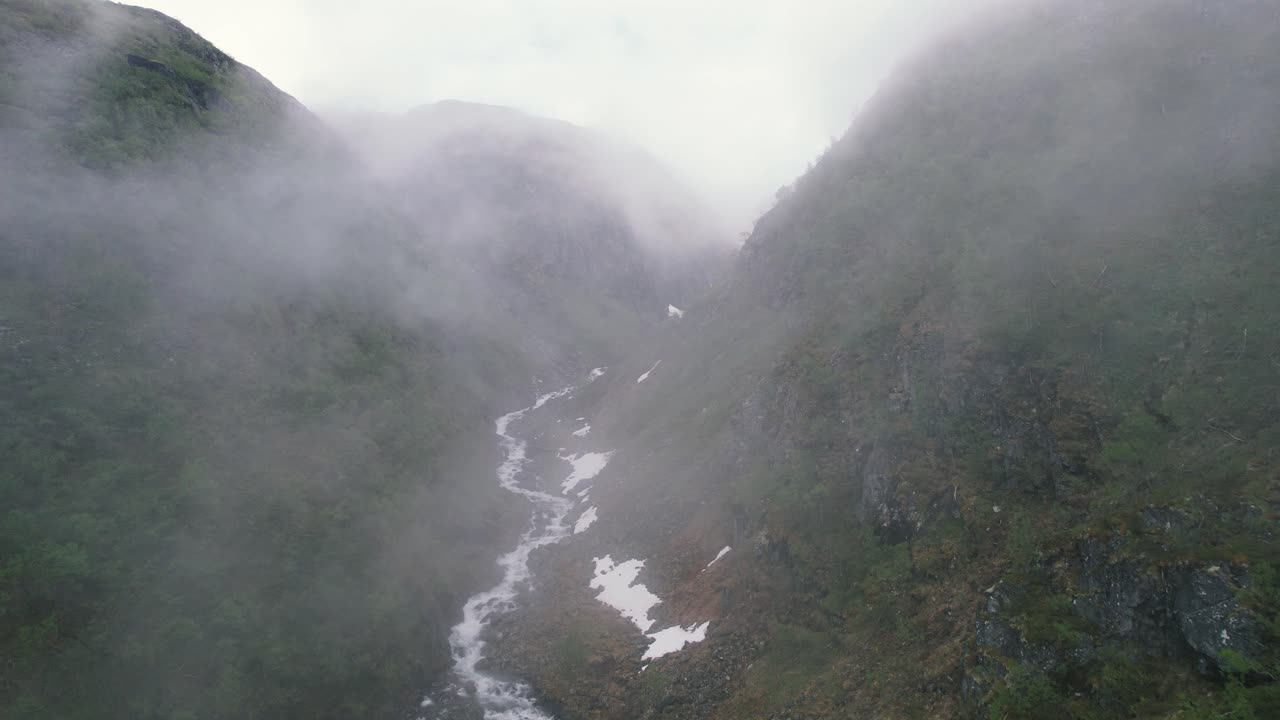 vuelo aéreo a través de la niebla en el barranco verde en el parque nacional hardangervidda, eidfjord, noruega