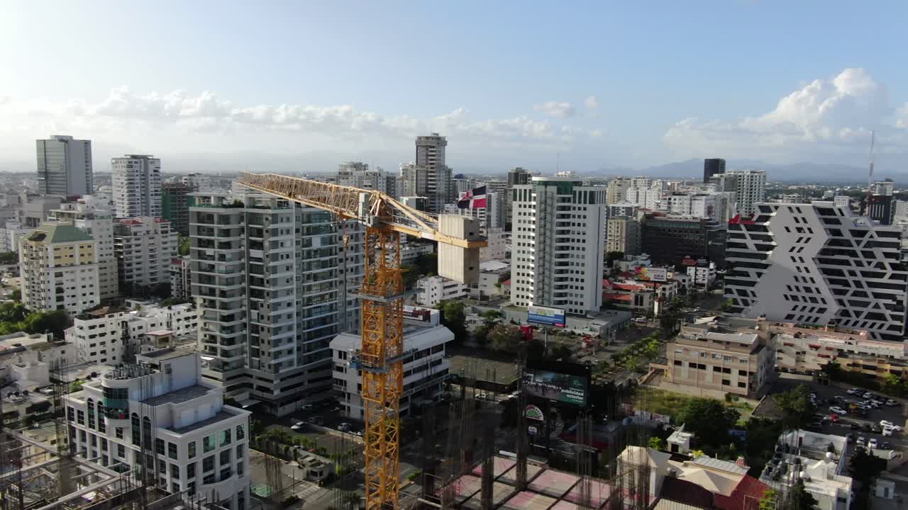 una hermosa bandera dominicana en la parte superior de una grúa en el sitio de construcción del hotel hard rock en santo domingo, república dominicana