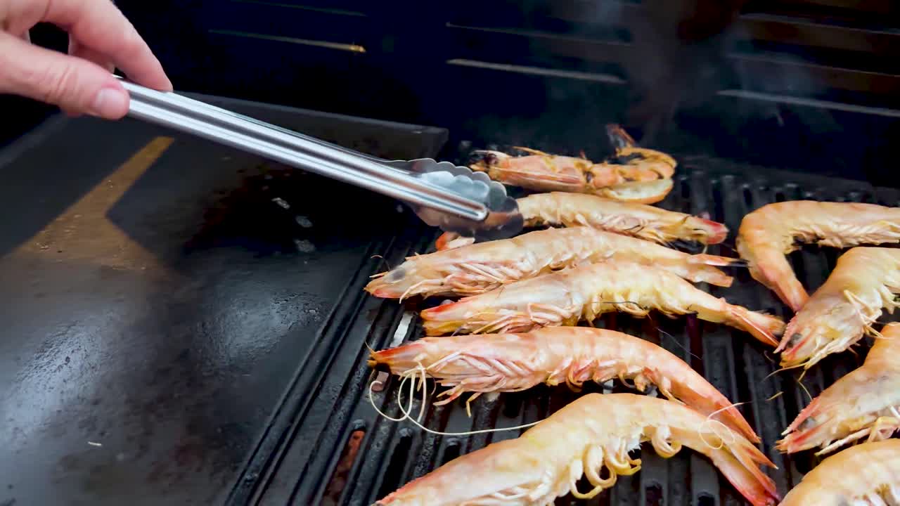camarones siendo asados en una parrilla de barbacoa