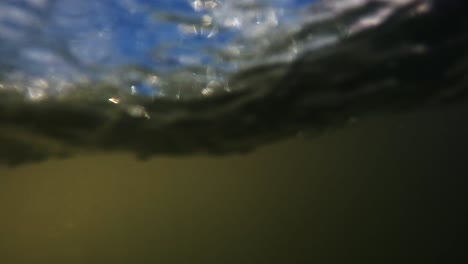 toma de agua salpicada de un bote de moto acuática desde un waverunner lateral