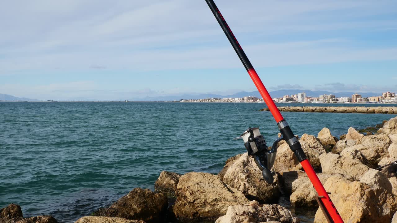 Fiskestang på molen i slowmotion. Oprindeligt 59,94 fps. Santa Pola, Spanien