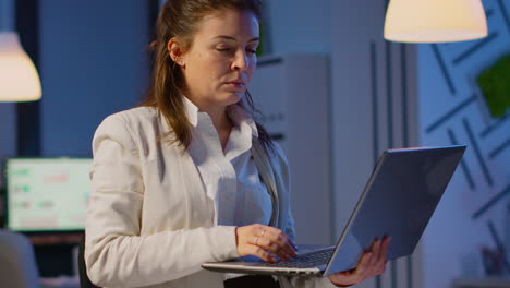 Mujer-De-Negocios-Agotada-Escribiendo-En-La-Computadora-Portátil-Y-Suspirando-Mirando-A-La-Cámara