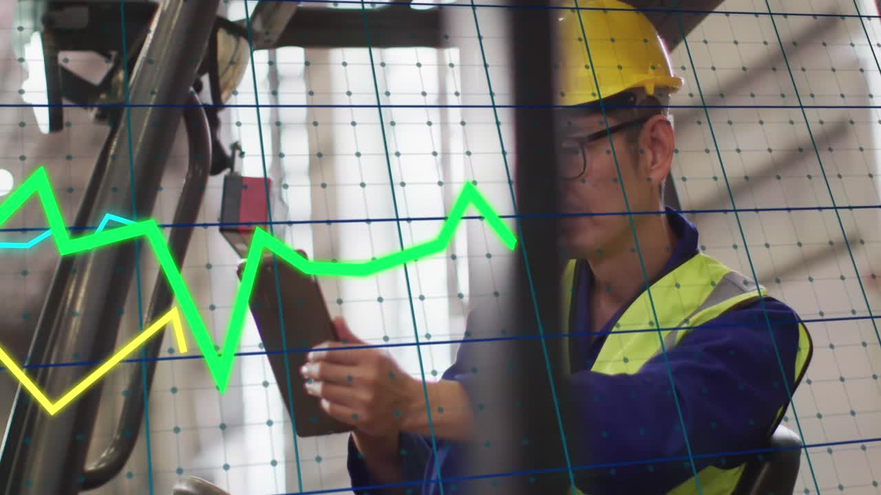 animación del procesamiento de datos financieros sobre el hombre asiático que trabaja en el almacén