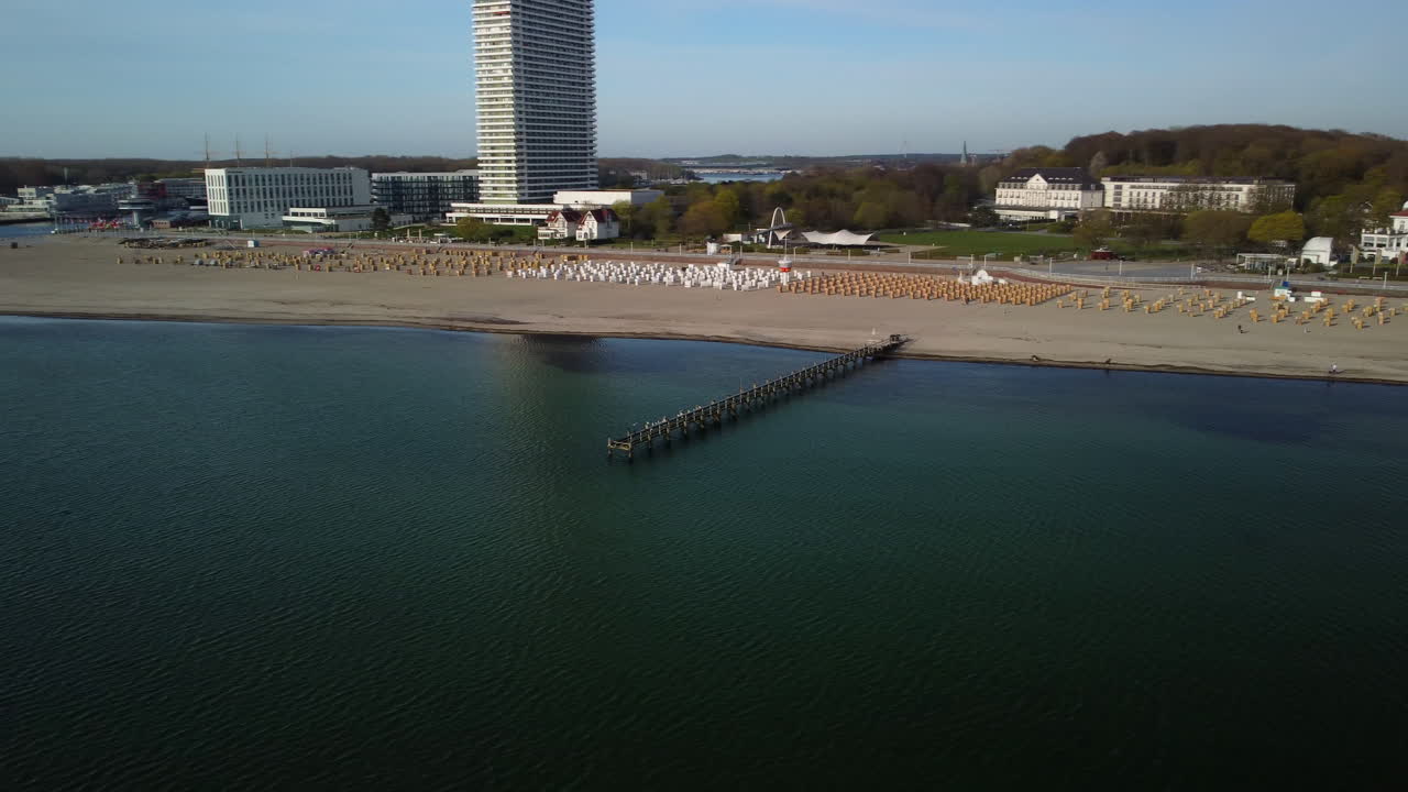 vuelo alrededor de un puente descuidado y una playa en el fondo