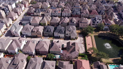 Aerial-View-of-Modern-Upscale-American-Residential-Community,-Houses,-Streets-and-Fountain