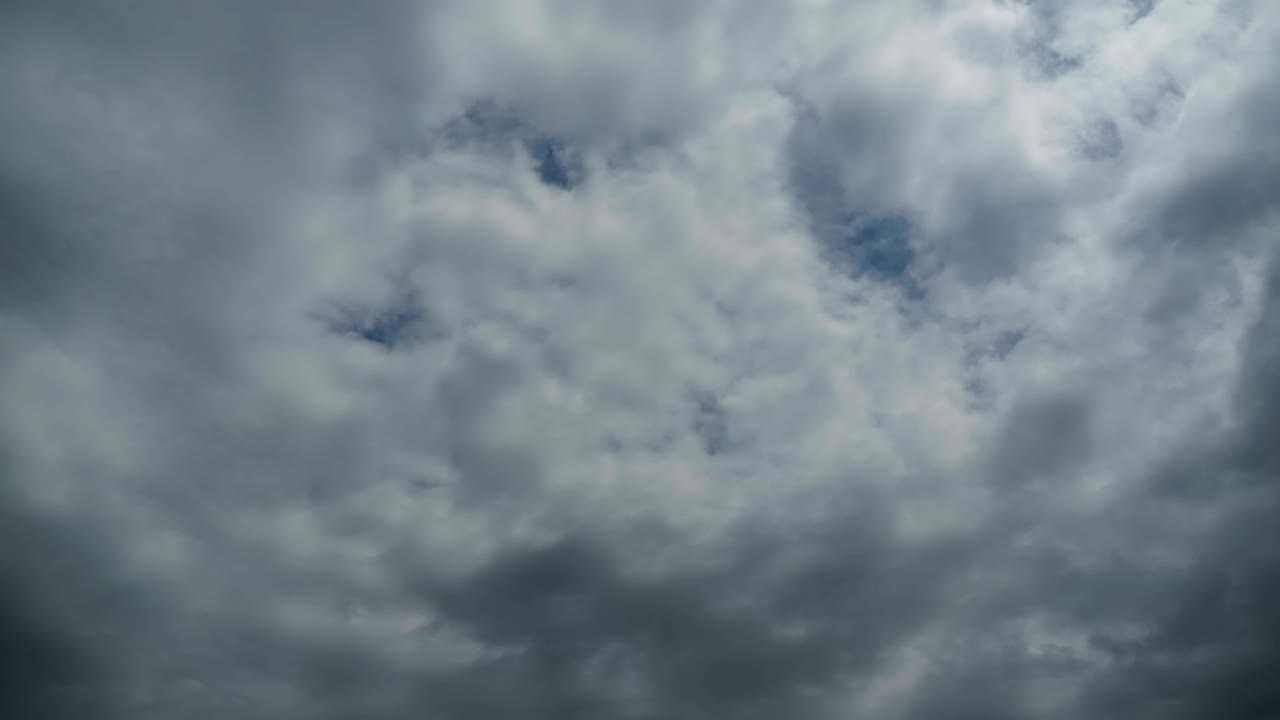 회색 구름이 하늘을 가로질러 움직이고 있습니다.