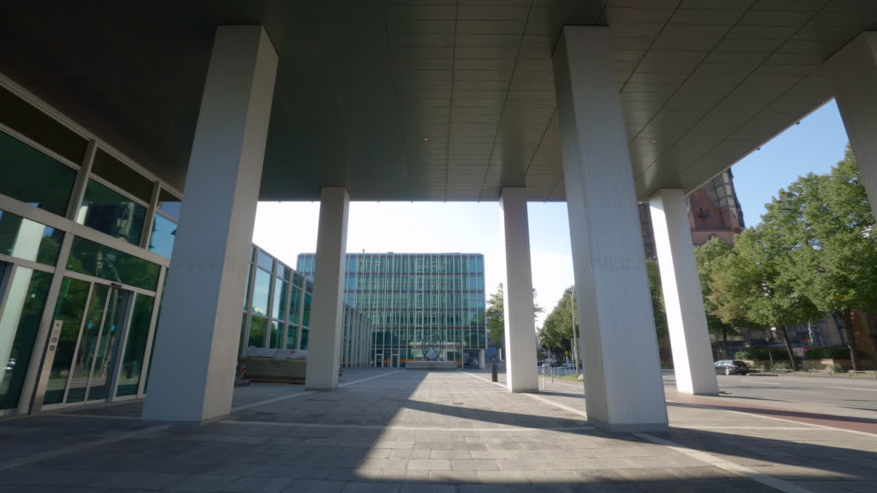 arquitectura moderna con columnas