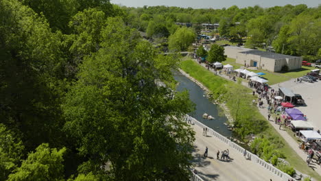 Fliegen-Sie-über-überfüllte-Menschen-Während-Des-Dogwood-Festivals-In-Der-Innenstadt-Von-Siloam-Springs,-Arkansas,-USA