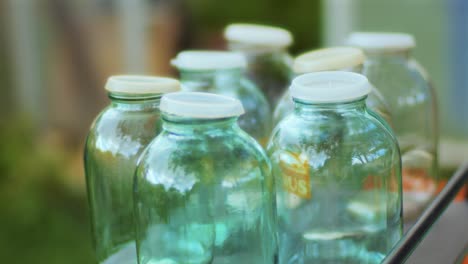 fotografía en primer plano de frascos de vidrio vacíos de jugo listos para su uso para jugos de fruta en verano