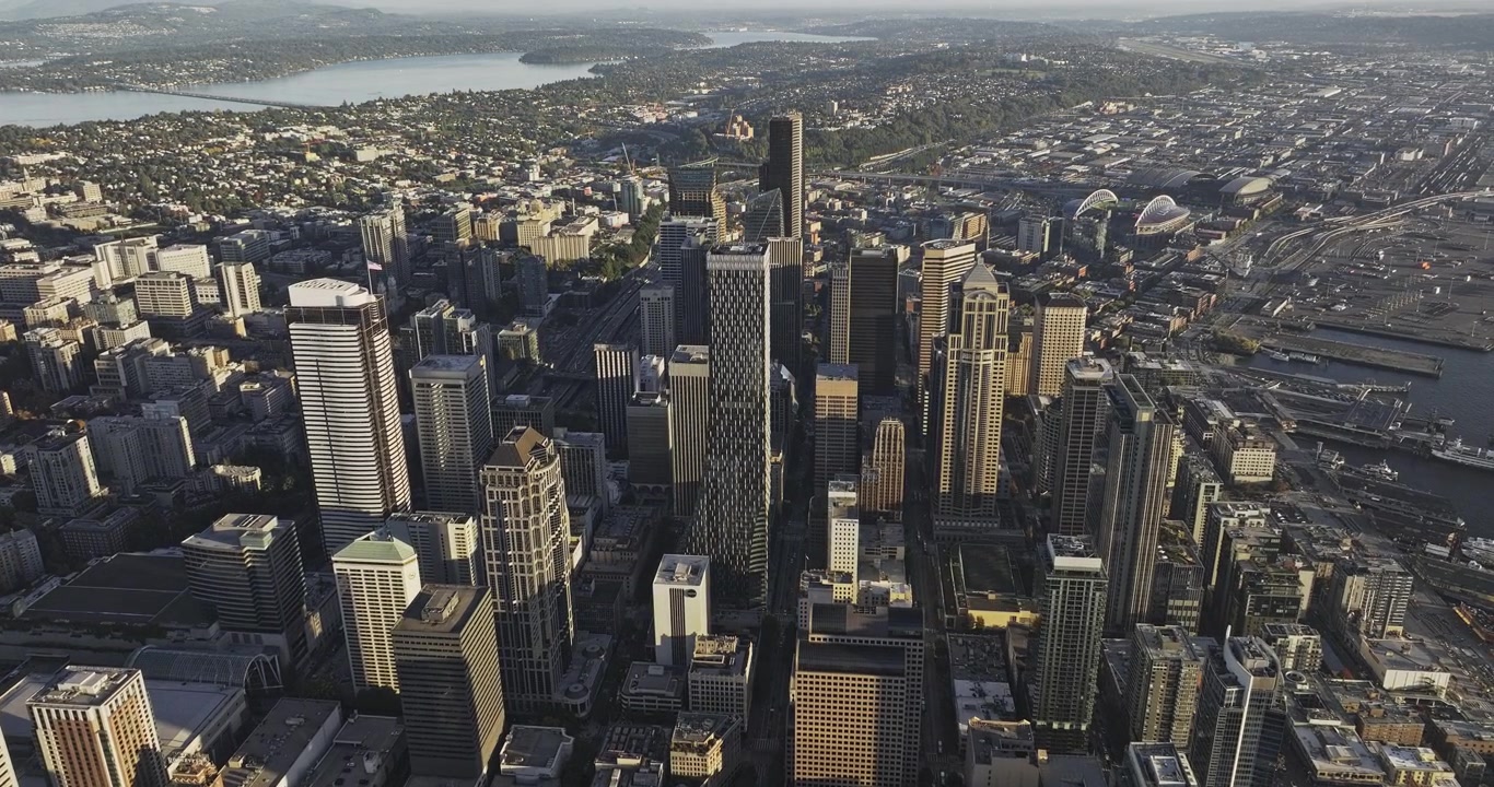Aérea de Seattle Washington v173, sobrevoo panorâmico elevado acima de Belltown, do centro e da orla marítima em direção a Sodo, Beacon Hill e Lake Washington - Filmado com Mavic 3 Pro Cine - 6 de outubro de 2023