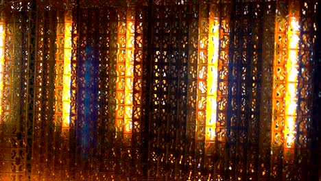 espectáculo de baile de luz en la noche caminando por la calle