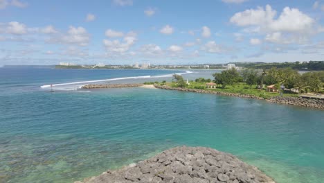 Drone-Panorámica-Sobre-Coral-Y-La-Estatua-De-La-Libertad-En-Agana-Bay-Guam-Ee.uu.